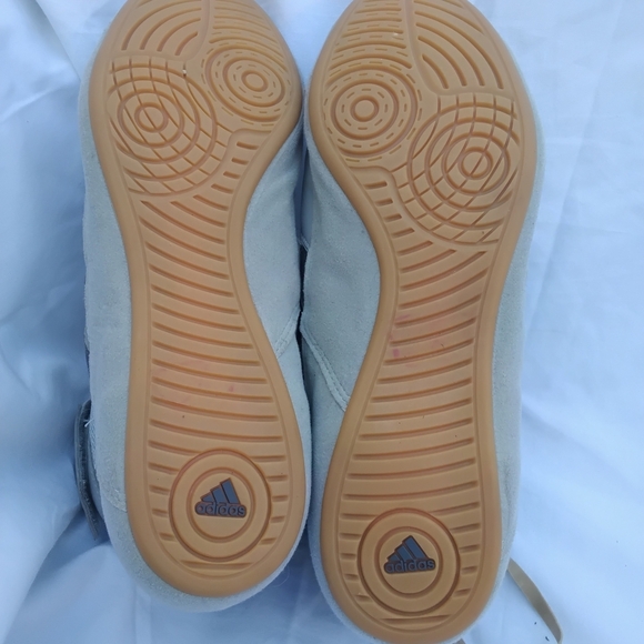 Athletic_Shoes